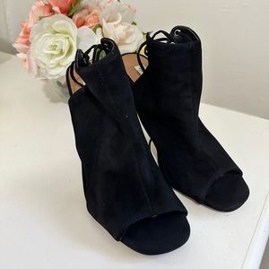 STEVE MADDEN with Wrap tie ankle straps Black Sandals! 7 1/2